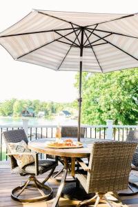 een tafel en stoelen met een parasol op een terras bij Spectacular Lake Views! 