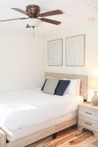 een slaapkamer met een wit bed en een plafondventilator bij Spectacular Lake Views! 