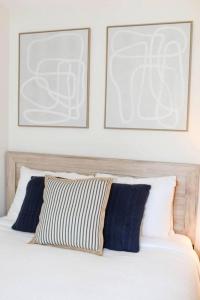 een bed met twee kussens en twee foto's aan de muur bij Spectacular Lake Views! 