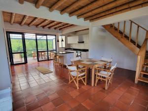 cocina y comedor con mesa y sillas en Mountain view house, en Sasaima