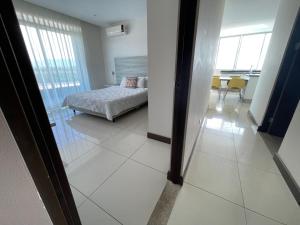 um quarto com uma cama e um quarto com uma mesa em Puerto Azul Resort & Club Nautico em Puntarenas