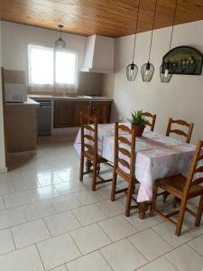 - une cuisine et une salle à manger avec une table et des chaises dans l'établissement Ti kaz peruches, à Saint-Pierre