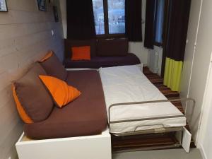 Cette petite chambre comprend un lit et un canapé. dans l'établissement TILIA - Quartier Falaise- 2 pièces 5 voyageurs, à Avoriaz