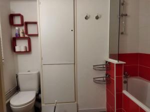 La petite salle de bains est pourvue d'une douche et de toilettes. dans l'établissement TILIA - Quartier Falaise- 2 pièces 5 voyageurs, à Avoriaz
