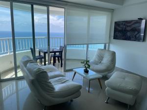 a living room with two chairs and a table at Apartamento en Cartagena Makrotours in Cartagena de Indias