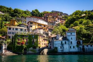 una città sul fianco di una montagna con acqua di Don't Think Twice - First Floor a Pero