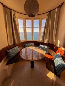 Playa del AguilaにあるBeautiful Apartment Altamarの海の景色を望む客室で、テーブルと椅子が備わります。