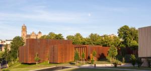 d'un bâtiment avec des panneaux en bois dans l'établissement LE SAINT CYRICE, à Rodez