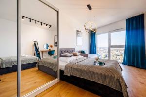 um quarto com 2 camas e um espelho em Panorama Capital Skyline - 17 piętro em Rzeszów