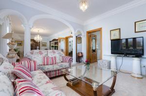 uma sala de estar com um sofá e uma mesa em YourHouse Sa Garriga Finca Darder villa em Ariany