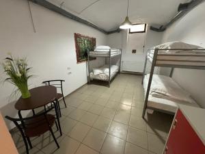 een kleine kamer met een tafel en een stapelbed bij Piata Uniri Cozy Inn in Boekarest