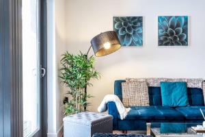 sala de estar con sofá azul y lámpara en Beautiful Angel Studio en Londres
