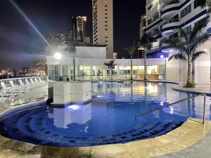 สระว่ายน้ำที่อยู่ใกล้ ๆ หรือใน Apartamento en Cartagena Makrotours