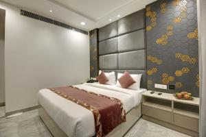 sypialnia z dużym łóżkiem w pokoju w obiekcie Hotel Kaca Inn-by Haveliya Hotels w Nowym Delhi