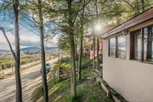 una casa con vistas a una carretera y a los árboles en Casa Bellavista Ushuaia en Ushuaia