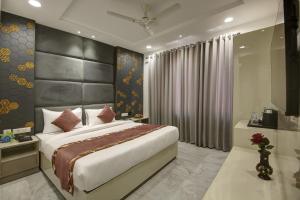 - une chambre avec un grand lit dans l'établissement Hotel Kaca Inn-by Haveliya Hotels, à New Delhi