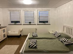 Llit o llits en una habitació de Gästehaus Brunswiek Obergeschoss