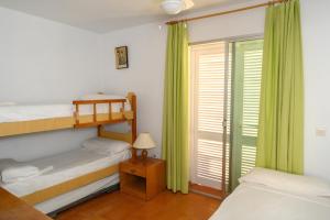 um quarto com 2 beliches e uma janela em La casa de la Bahía em Puerto de Mazarrón