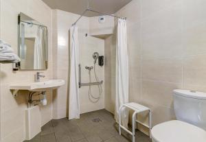 Koupelna v ubytování B&B HOTEL Beaune Sud 2 + 16 fotografií