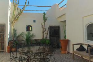 Riad Sahara Sunset Beach Douira Agadir的庭院或其他户外区域