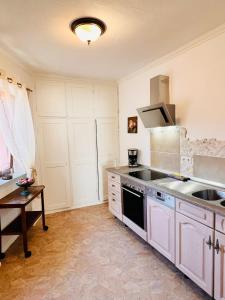 a kitchen with a sink and a stove top oven at Ferienwohnung Emma - ca 85qm, WLAN, Küche, TV, Bad mit Dusche, bis 6 Personen in Malterdingen