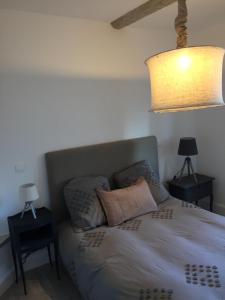 - une chambre avec un lit doté de 2 tables de chevet et d'une lampe dans l'établissement Chez Enzo, à Pierrevert