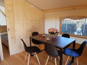 una sala da pranzo con tavolo e sedie di Camping Marelago a Caorle