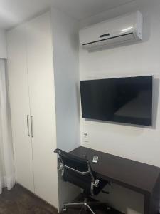 Μια τηλεόραση ή/και κέντρο ψυχαγωγίας στο Suites Pampulha 128