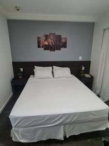 Ένα ή περισσότερα κρεβάτια σε δωμάτιο στο Suites Pampulha 128