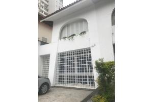 una casa bianca con una grande porta del garage di Sobrado Amplo ( 5 min Hosp. Eintein) a San Paolo