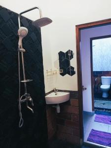 y baño con lavabo y ducha. en ZEN MOON Hostel, en Yogyakarta