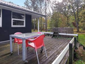 eine Terrasse mit einem Tisch und Stühlen auf einer Terrasse in der Unterkunft 8 person holiday home in Skals in Skals