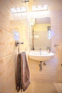 y baño con lavabo y espejo. en 'Golden Sea Shell' 1 bhk Beach apartment en Benaulim