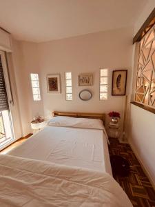 een slaapkamer met een groot wit bed in een kamer bij Appartamento Camilla in Ferrara