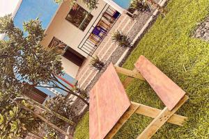 widok na drewnianą ławkę przed domem w obiekcie Home Away w mieście Rubavu