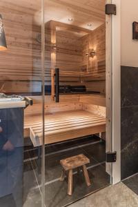 Ένα μπάνιο στο DAS KIRCHBICHL - stylisch lässig, mit eigener Sauna