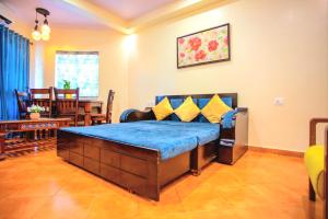 Кровать или кровати в номере 'Golden Sea Shell' 1 bhk Beach apartment
