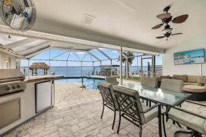 cocina y sala de estar con mesa y sillas en Serenity & Sunrises, en Cabo Coral