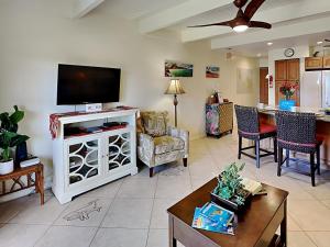 una sala de estar con TV de pantalla plana en un armario en Shores of Maui 121, en Kihei