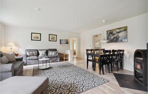 uma sala de estar com um sofá e uma mesa em Gorgeous Home In Nstved With House A Panoramic View em Næstved