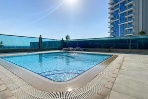 Bazén v ubytování Luxury StayCation - Vibrant 1BR Apartment With Pool & Huge Balcony nebo v jeho okolí