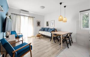 ein Wohnzimmer mit einem Sofa und einem Tisch in der Unterkunft 1 Bedroom Awesome Apartment In Brodarica in Brodarica