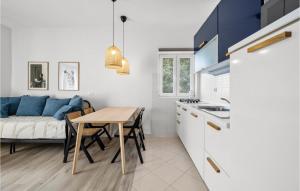 eine Küche und ein Wohnzimmer mit einem Tisch und einem Sofa in der Unterkunft 1 Bedroom Awesome Apartment In Brodarica in Brodarica