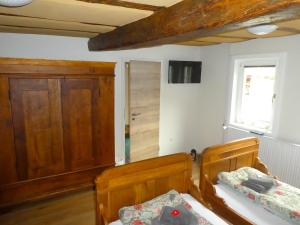 1 Schlafzimmer mit 2 Betten und einem Fenster in der Unterkunft Alte Schreinerei in Lützelbach
