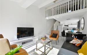 sala de estar con sofá y mesa en Beautiful Home In La Grande-motte With Kitchen, en La Grande-Motte