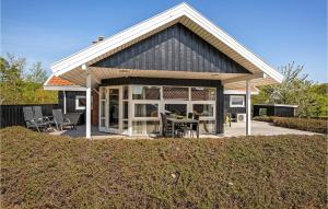 Kelstrup StrandにあるStunning Home In Haderslev With 3 Bedrooms, Sauna And Wifiのポーチ付きの家 パティオ付