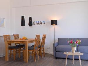 sala de estar con mesa y sofá azul en Ohlerich Speicher App_ 10, en Wismar