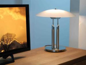 een lamp op een tafel naast een televisie bij Ohlerich Speicher App_ 42 in Wismar