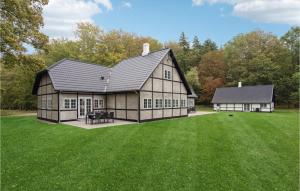 uma grande casa com um grande quintal com relva verde em 4 Bedroom Lovely Home In Nstved em Næstved