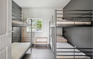 Katil dua tingkat atau katil-katil dua tingkat dalam bilik di 4 Bedroom Lovely Home In Nstved